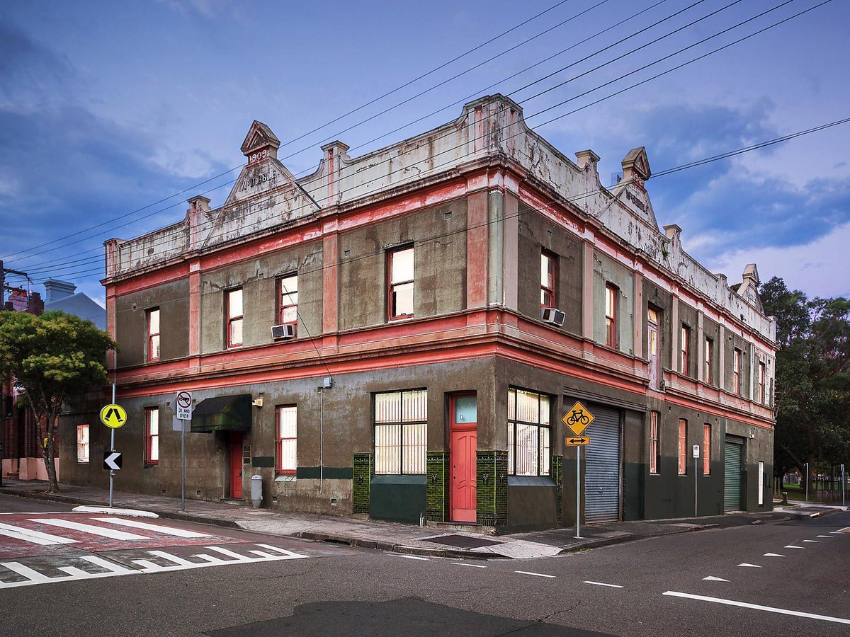 ReconDaily's tweet photo. #Newtown #factoryconversion: this #landmark family residence enjoys a flexible dual level floorplan for grand scale living and entertaining.
Read more: https://t.co/VQvBf1ACvC
#AlisterBarrett #Sydney #landmarkhome #convertedhome #McGrathLeichhardt @McGrathREA https://t.co/fmIuYgH3ID