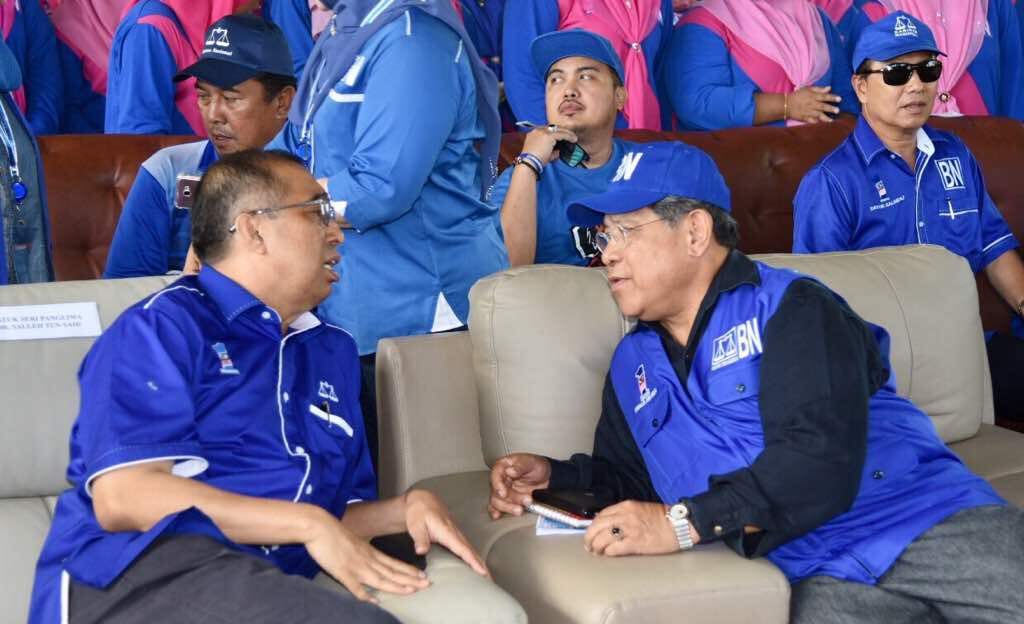 sec_press's tweet photo. Majlis santai Calon2 BN Bersama Rakyat P169 dihadiri Datuk Seri Dr @sallehsaid (calon P169 Kota Belud), Datuk Japlin Akim (DUN Usukan), Datuk Musbah hj Jamli (DUN Tempasuk). Turut hadir Tan Sri Pandikar Amin Mulia. @BN4PRU14

#TatapBN
#HebatkanNegaraku 
#DemiKotaBelud https://t.co/GqzIda1fLn