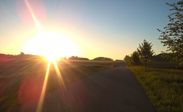 sarka_kl's tweet photo. Takový věci člověk vidí, když jede ráno do práce na kole. Jen se příště nesmím nechat zmást tím, že je květen a vzít si rukavice.🚴🌄❄ #dopracenakole #zima https://t.co/7BXgabyIof https://t.co/FiWcUUaa1K