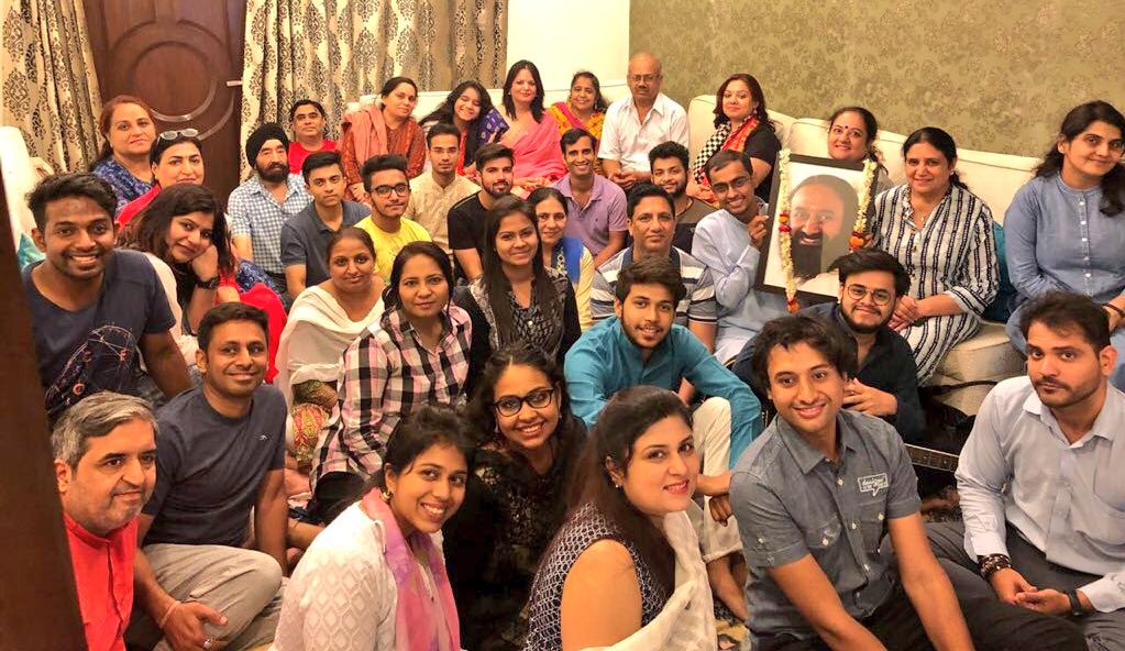 Gurudev's tweet photo. Thanks to technology, 10,000 participants across 25 states experienced via video conference the Sahaj Samadhi Dhyana Yoga Program. https://t.co/Fk4lftX1Kk