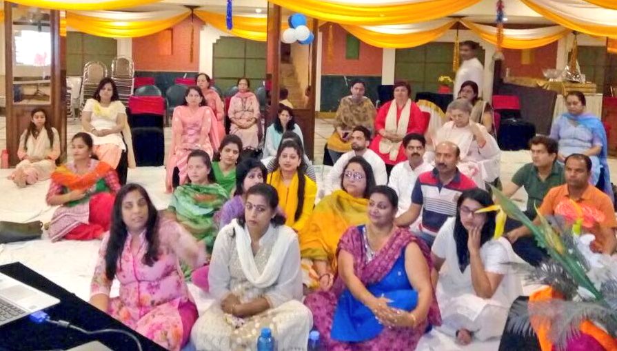 Gurudev's tweet photo. Thanks to technology, 10,000 participants across 25 states experienced via video conference the Sahaj Samadhi Dhyana Yoga Program. https://t.co/Fk4lftX1Kk