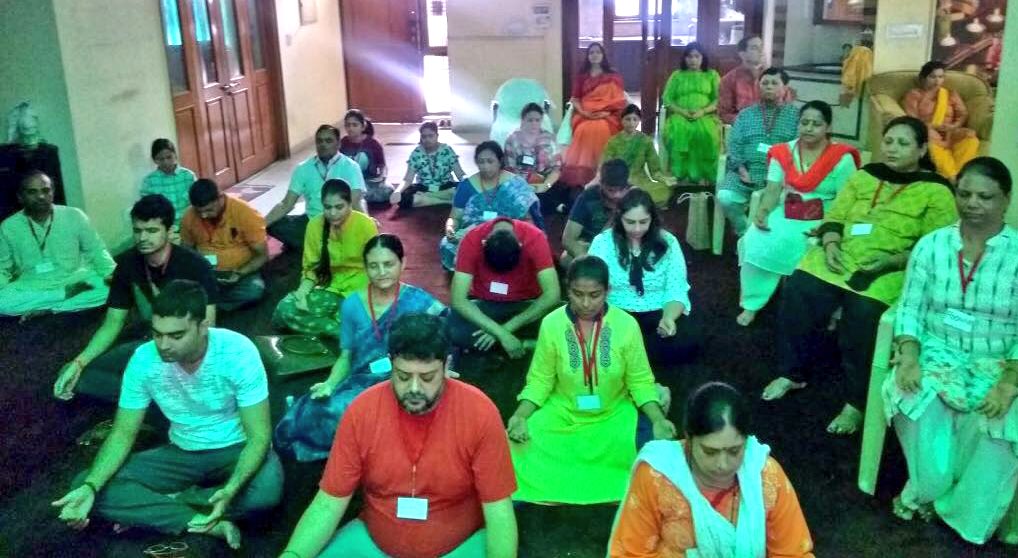 Gurudev's tweet photo. Thanks to technology, 10,000 participants across 25 states experienced via video conference the Sahaj Samadhi Dhyana Yoga Program. https://t.co/Fk4lftX1Kk