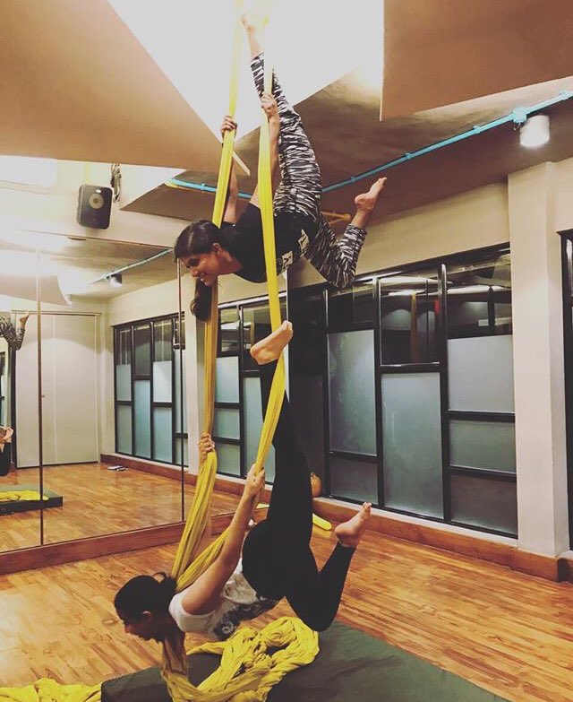 Studio23Mumbai's tweet photo. Nothing is Impossible! 
Source:  @flyhighaerialart   #mondaymotivation #nothingisimpossible #aerialsilks #aerial #mumbaikar #mumbaidiaries https://t.co/KeX0kxyqeJ