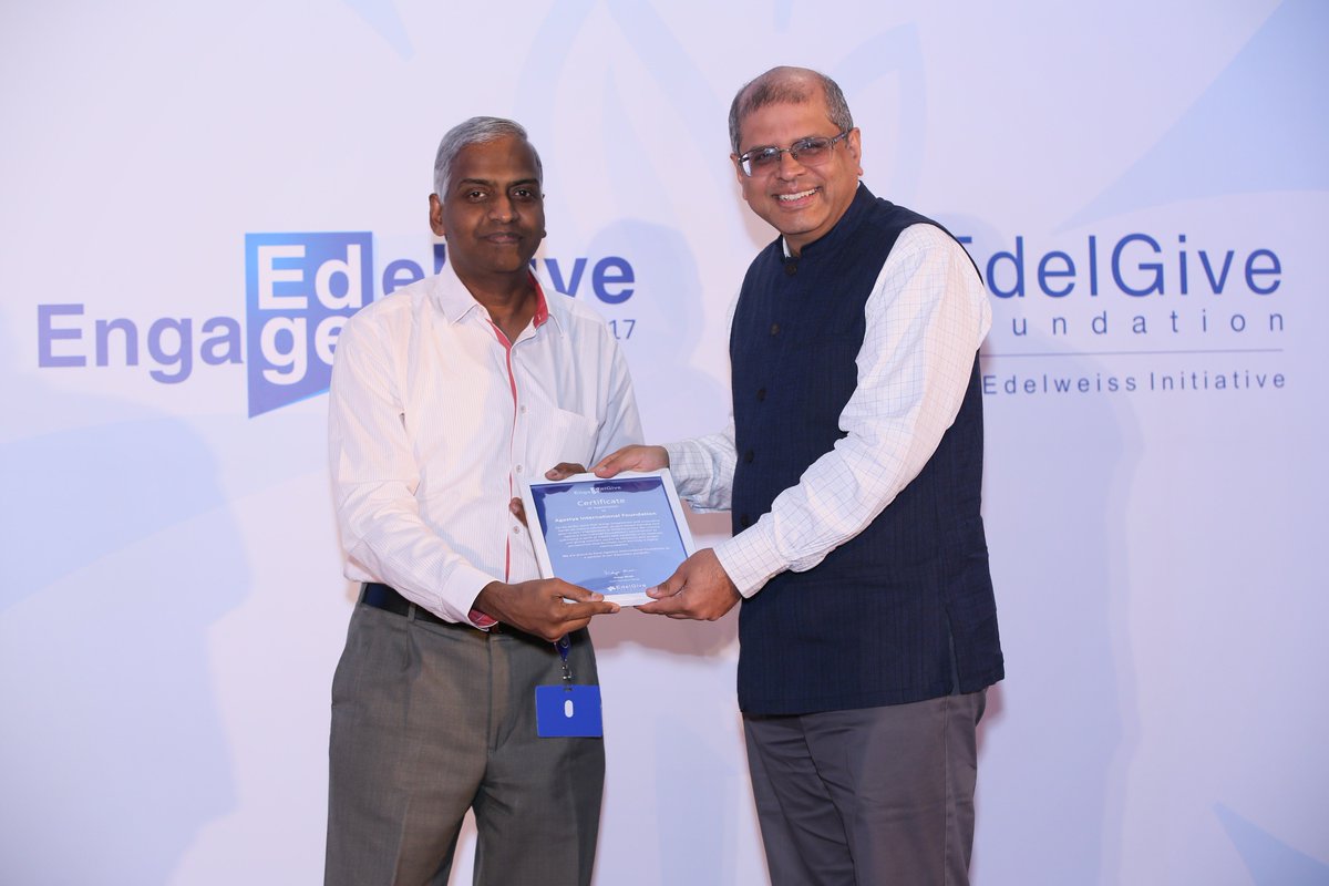 EdelGive's tweet photo. Amit Chandra recognizes @AgastyaSparks's (https://t.co/ffEqbEKRwk) stellar work that brings imaginative and innovative hands-on #scienceeducation, project-based learning and peer-to-peer engagement to children across #India. #EDGE2017 #EdelGive #Education #SDGs https://t.co/c9uomNcKn6