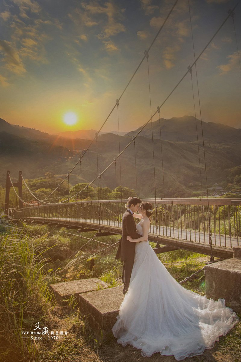 IvyBrideTW's tweet photo. 夕陽下的浪漫，寫下我們的愛情故事，
兩人相視的瞬間，彷彿認識了一輩子，
我們偕手而行，不離不棄的愛之足沓。
艾葳精品婚紗。最體貼您的需求
💟 Line@預約 ➤ https://t.co/icLfFaicQ2
💟 電話預約 ➤ 02 2356 0388
💟 禮服租借 ➤https://t.co/ehP4sASUsb
#日落婚紗照 https://t.co/cpOe4m08Os
