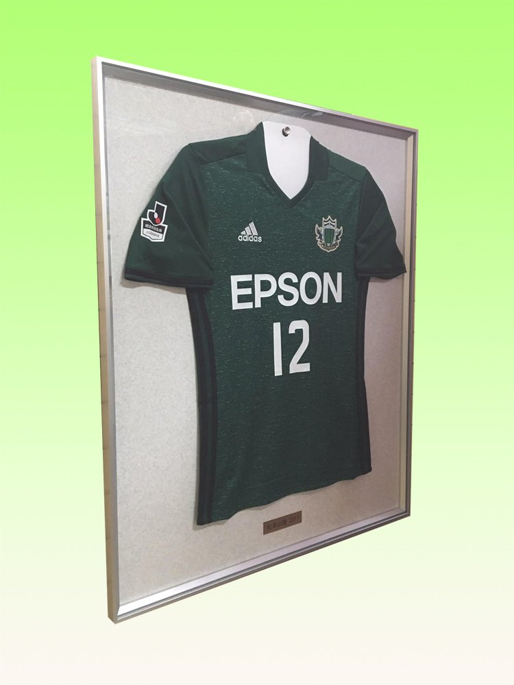 額縁のタカハシ 松本山雅ユニフォームを当店おススメのユニフォーム額 に入れてみました ユニフォームだけでなく 好きなアーティストの記念tシャツなども飾れます さらにオリジナルプレートも 是非 ご来店ください 額縁のタカハシ松本店でした