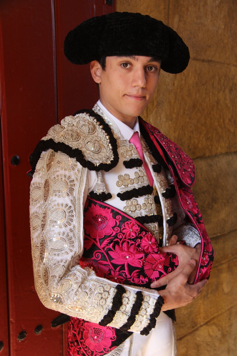 <a href="/adoureno/">Info El Adoureño</a> en @maestranzapages <a href="/AbeInfanzon/">Antonio Burgos</a> <a href="/carloscrivell/">Carlos Crivell</a> <a href="/FArispon/">Fran Arispon</a> <a href="/Toromedia12/">Toromedia</a> <a href="/GironDormido/">Pedro Dormido Girón</a> <a href="/ManoloVieraN/">Manolo Viera</a> <a href="/ardelmoral/">Álvaro Rodríguez del Moral</a> <a href="/isanchezmejias/">Ignacio Sánchez-Mejías</a> <a href="/LorenaLimon/">Lorena Muñoz Limón</a> <a href="/puertacarmona/">Alan Carmona puerta</a>