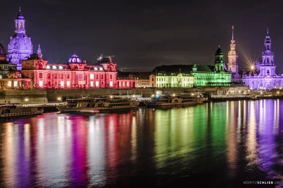petrelustig0707's tweet photo. So bunt kann Dresden!
Hier zu sehen: Blick über die Elbe :) 
#DresdenZeigtWiesGeht 
#AufDieStrasse 
#SchliesstEuchAn
#DresdenIstNichtAllein
#DurchhaltenDresden
#LovelyPlanetDD https://t.co/p3cPiPCA3s