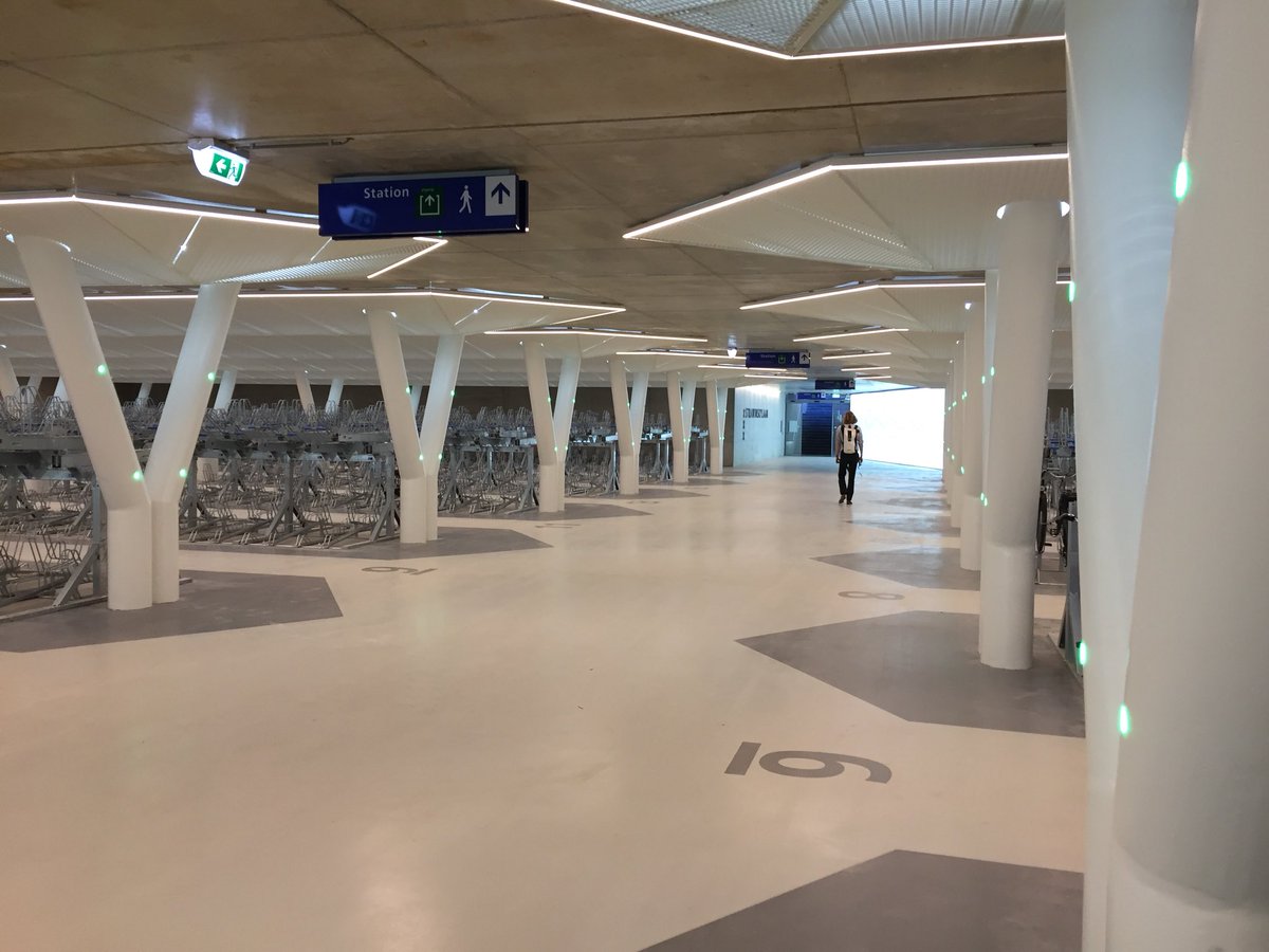 barthoboer's tweet photo. Wow, we hebben er 2.700 parkeerplekken voor je fiets bij op station Amsterdam Zuid/WTC. 💛💙

Welkom in de ‘fietsenhemel’. Hier kan je fiets droog, veilig en eerste 24 uur gratis staan

🚲❤️🚂 @NS_online https://t.co/53D7n4mgmt
