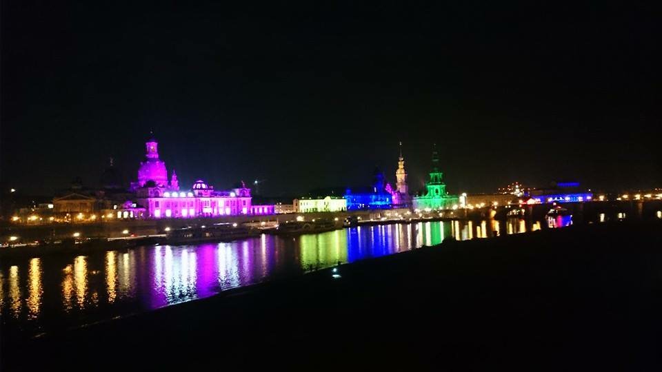 coloralex77's tweet photo. Weltoffen und bunt! 💜💛💙💜💚❤️
#DresdenZeigtWiesGeht https://t.co/GXn6EM59Pj