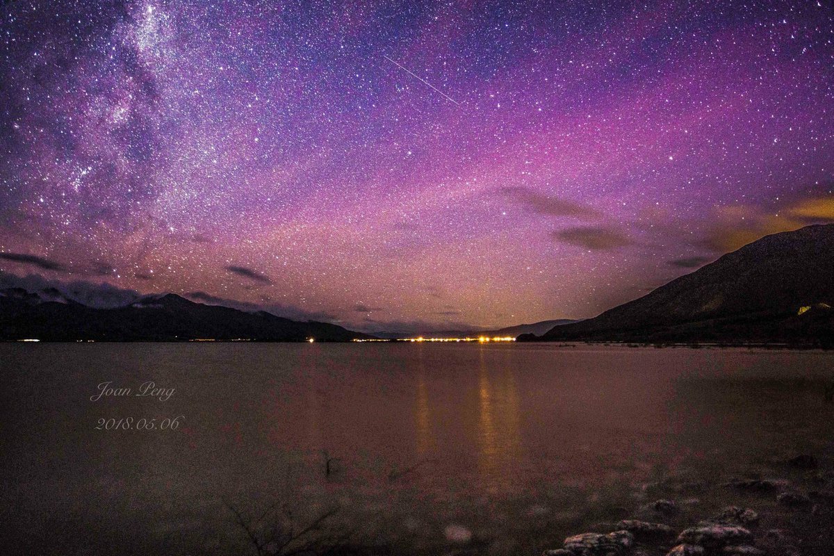 ✨Aurora alerts are coming in for tonight ✨ How’s the weather where you are? Here's a look at last night’s #AuroraAustralis over Lake Hawea. Photo: Joan Peng