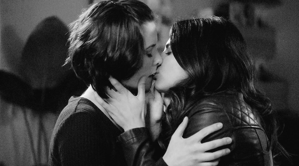 bishopsawyer's tweet photo. the first time alex kissed maggie
the first time maggie kissed alex
the first time they kissed each other
it only seems fitting that “their lifetime of firsts” calls for another first kiss one day right? please @ lesbian jesus https://t.co/AXog8NRr9T