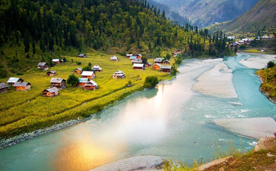 TouristBlog's tweet image. Neelum valley is one of the most beautiful valleys of Azad Kashmir, and it hosts several brooks, freshwater streams, forests, lush green mountains, and a river.
#neelum #kashmir #water #foreast