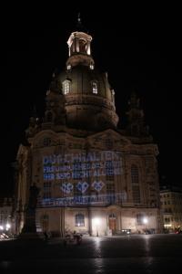 der_friedrich's tweet photo. Dresden dies Nacht
#DresdenZeigtWiesGeht #AufDieStrasse #SchliesstEuchAn #DresdenIstNichtAllein #DurchhaltenDresden #LovelyPlanetDD https://t.co/Xs8nVY5xZp