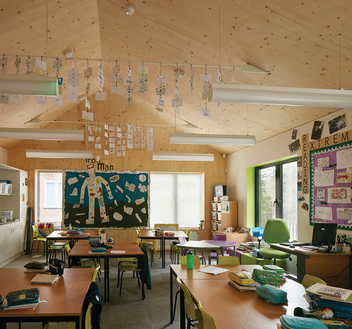 #kindcentrum #gebouwvoorkinderen #referentie #inspiratie: zo donker als het hout aan de buitenzijde van deze #school oogt, zo licht is juist het #hout van het #interieur

architizer.com/projects/daven…