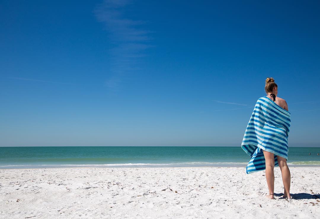 The world looks a little brighter when your toes are in the sand. ☀️⛱🌊 #AnnaMariaIsland 

📷ig: amymiklerphoto <a href="/StaySaltyFla/">StaySalty Florida</a> #LoveFL