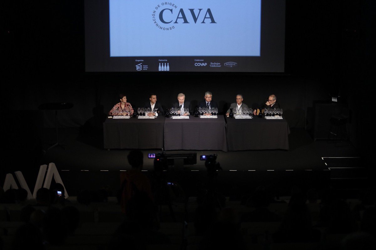 bculinary's tweet photo. El Cava en la Sala, por Pedro Bonet y Francisco Gonzalez, Presidente y Asesor de @DO_Cava respectivamente; Pedro Ballesteros, Master of Wine; Guillermo Cruz, Jefe de Sumilleres @Mugaritz y Ramón Francàs i Martorell, periodista de @LaVanguardia en #HOST18 de BCC #bubblesinmotion https://t.co/roB2oECrET