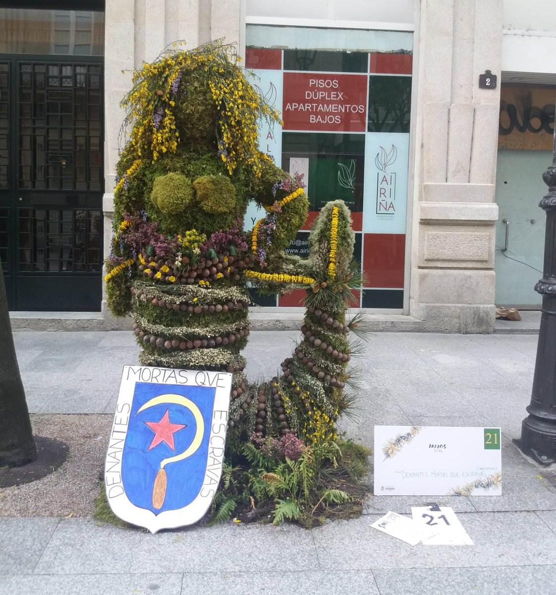 mapadomedo's tweet photo. Ayer me encontré con esta preciosidad en los maios de Ourense. “DENANTES MORTAS QUE ESCRAVAS” “ANTES MUERTAS QUE ESCLAVAS” #ESTOYCAVREADA https://t.co/oIvqXou1jh