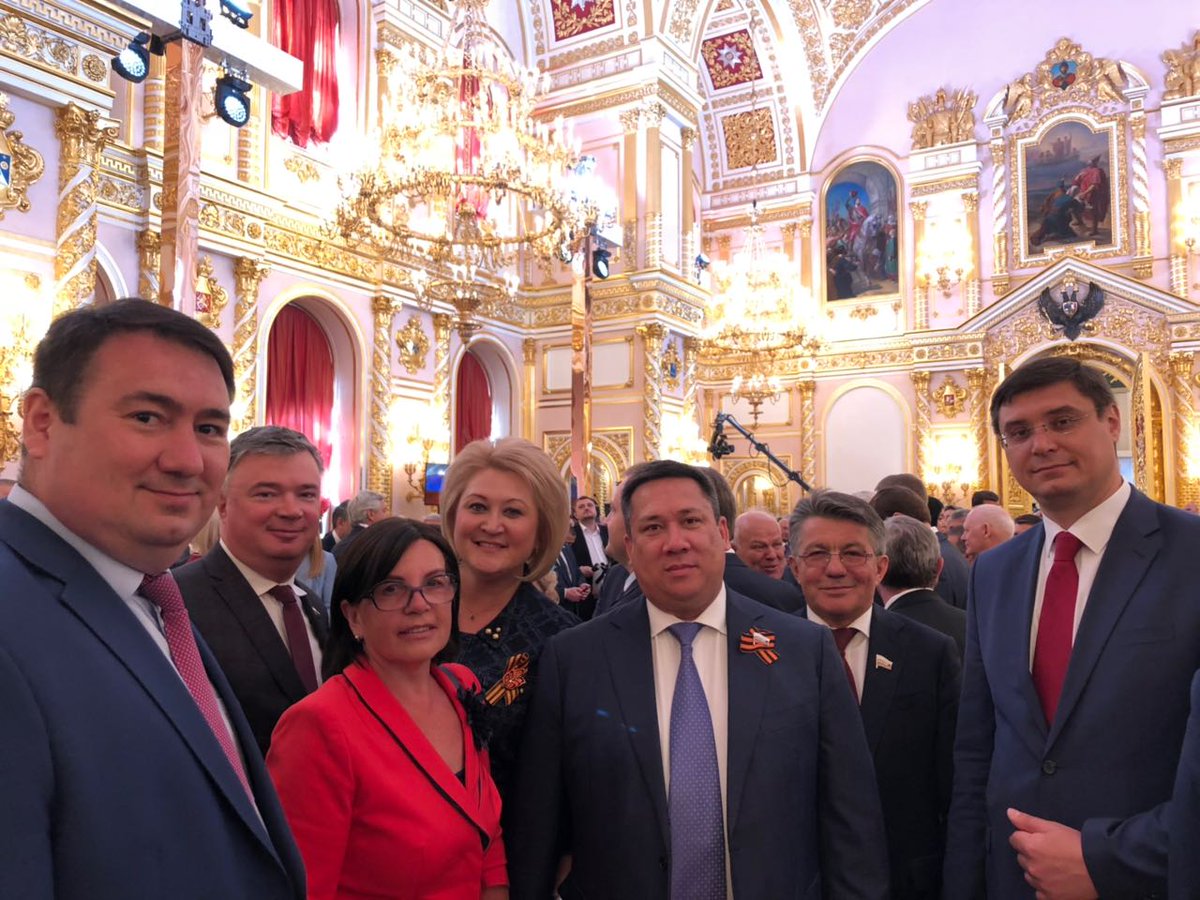 VVPoletaev's tweet photo. В Большом Кремлевском дворце состоялась инаугурация Президента России. Владимир Владимирович Путин официально вступил в должность главы государства. По традиции Президент принес присягу в Андреевском зале, положив руку на специальный экземпляр Конституции Российской Федерации. https://t.co/wX6vBkuhWw