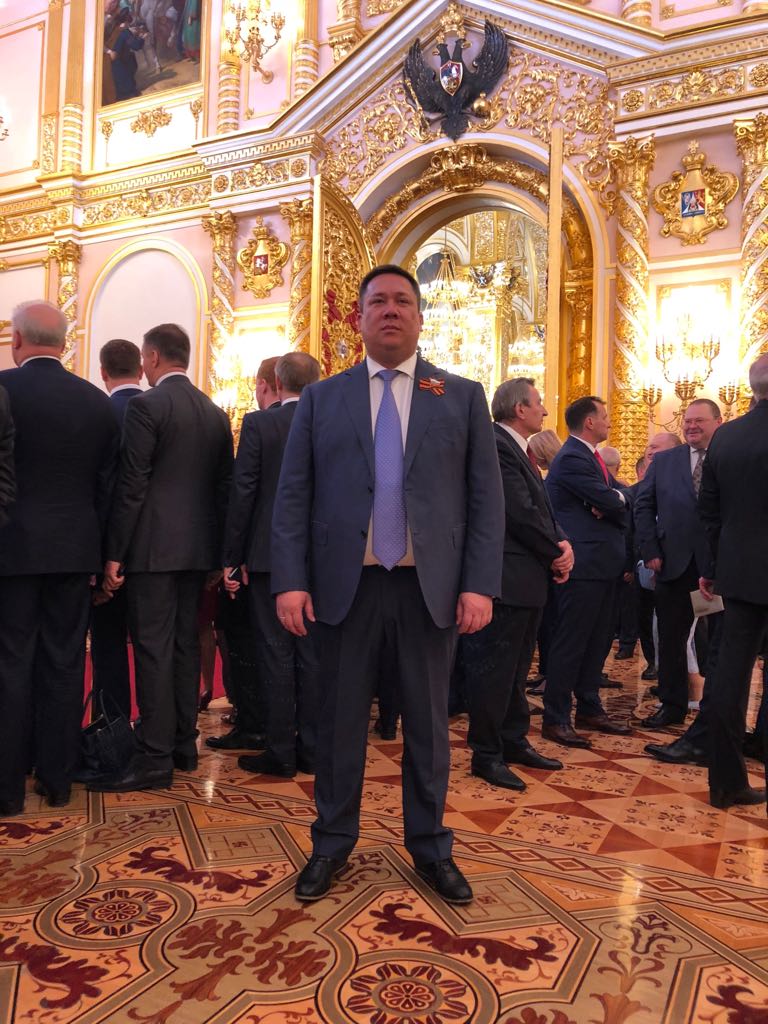 VVPoletaev's tweet photo. В Большом Кремлевском дворце состоялась инаугурация Президента России. Владимир Владимирович Путин официально вступил в должность главы государства. По традиции Президент принес присягу в Андреевском зале, положив руку на специальный экземпляр Конституции Российской Федерации. https://t.co/wX6vBkuhWw