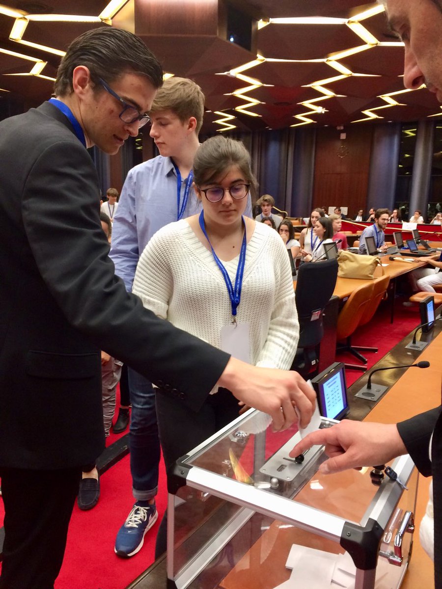 EuropeBFC's tweet photo. Oui !!! Une autre simulation du Parlement européen à Dijon a lieu aujourd'hui. 91 élèves réfléchissent également à l'avenir de l'Union européenne #simupe https://t.co/3fJD6o0U0M