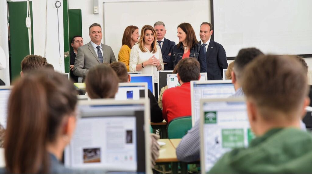 susanadiaz's tweet photo. Visitando el @ieslapalma de La Palma del Condado, que cumple 50 años siendo toda una referencia en la #FormaciónProfesional. La educación es poder, el poder de conseguir una sociedad crítica e igualitaria en la que nuestros jóvenes exploten al máximo su talento. https://t.co/DT6s6idEuF