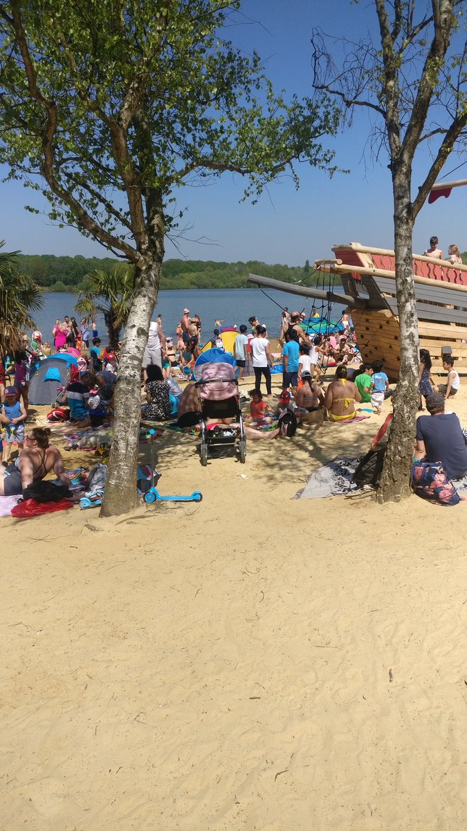 mahaorla's tweet photo. @AshleyRaksu Ruislip beach...feeling like Mexico https://t.co/25sXIGlgHs