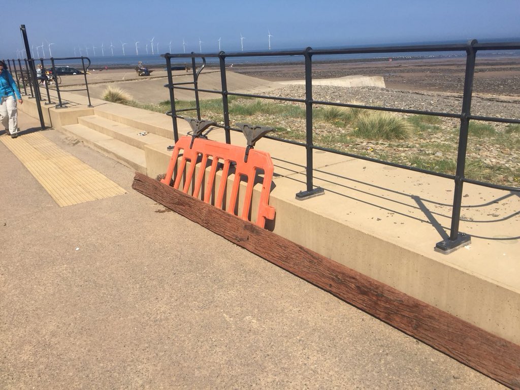 Carl_Quartz's tweet photo. Cleared up around 20 bags of rubbish from Redcar beach yesterday at the Stray end. Thanks to @friendsofredcar  and all the volunteers who came out. Glorious weather for a day on the beach 😃☀️ https://t.co/l4rYRJ1vTo