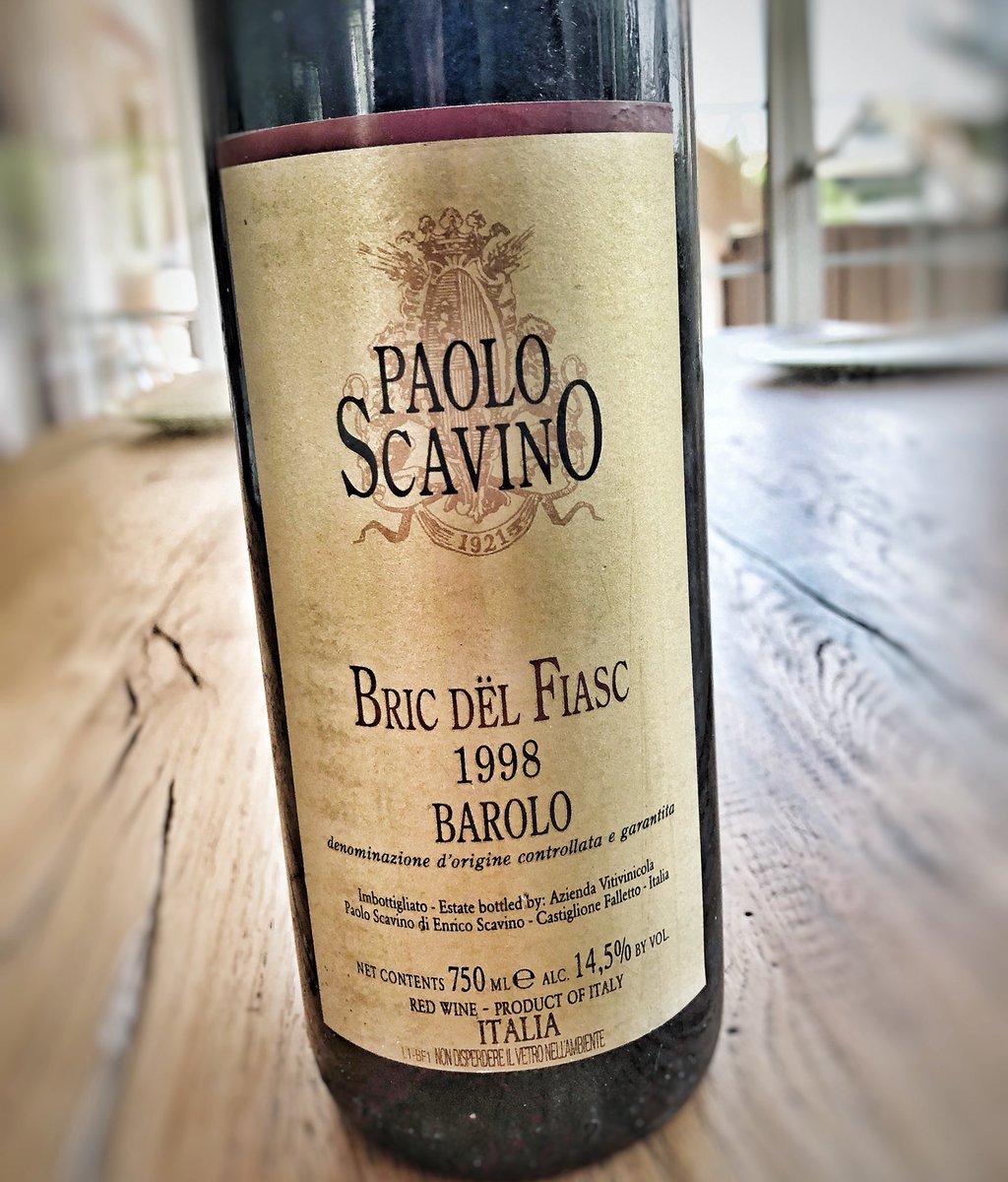 gold is for winners....and this beauty definitely deserves to be dressed in gold! 🔝🎯🙏🏻🥇
<a href="/paoloscavino/">Elisa Scavino</a> #barolo #bricdelfiasc