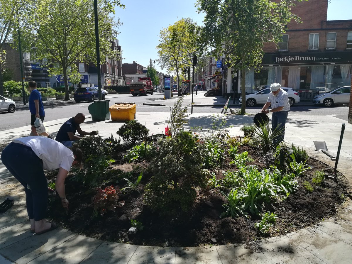 annamayb's tweet image. Hard at work planting up the new circular bed on Norwood Road with the @streetworksN2T team and some fab volunteers @NoshirPatel1 @ash_beck and @jannyjan1 #communityplanting #GreeningLondon