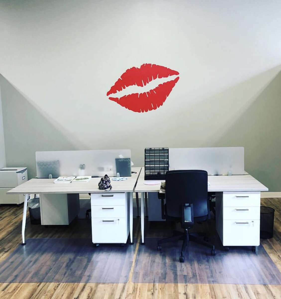 LiveWellPower's tweet photo. #MizziMondays are always enjoyable but even more so when the new work space is this fresh. #MondayMotivation #LipLovers #LetsDoThis https://t.co/6m3n02igEf