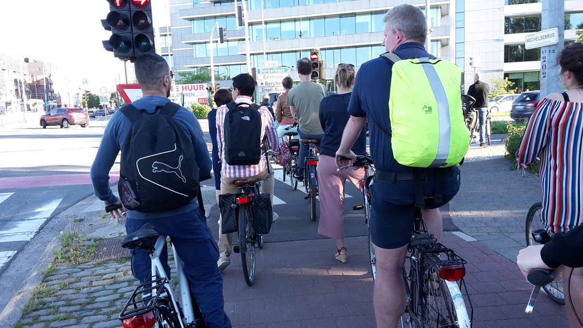 maastenbredos's tweet photo. Ondanks de #fietsfile toch nog #fietsvreugde op de Grotesteenweg. Er stonden evenveel fietsers als wagens te wachten, tijd dat die eens wat meer ruimte krijgen! https://t.co/tbKLsyO3E6