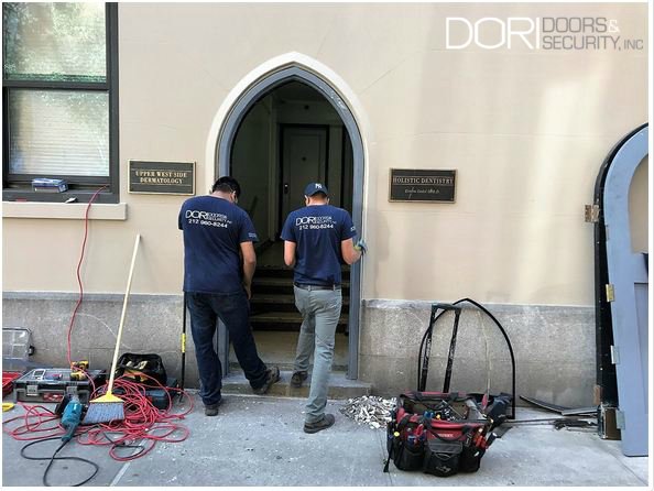 DoriDoorsNYC's tweet photo. Here's before and after on a custom metal door, done by Dori Doors! https://t.co/ch8rRC11yt  (212)960-8244 #ResidentialDoors #CommercialDoors #StorefrontDoors #GlassDoor #AluminumDoors #KalameinDoors #MetalDoor #CustomDoors #NYC https://t.co/P4GZfno8DS