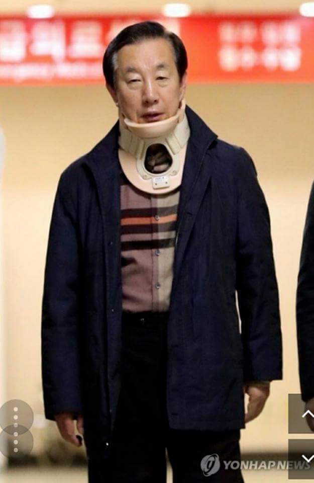 박원순 시장이 폭행당해도
정동영이 폭행 당해도...

봉변이라 했지 지금의 자유한국당 년놈들과 빨아대는 기자들처럼 테러라 하지 않았다

김성태.

너에겐 조롱도 과분하다.