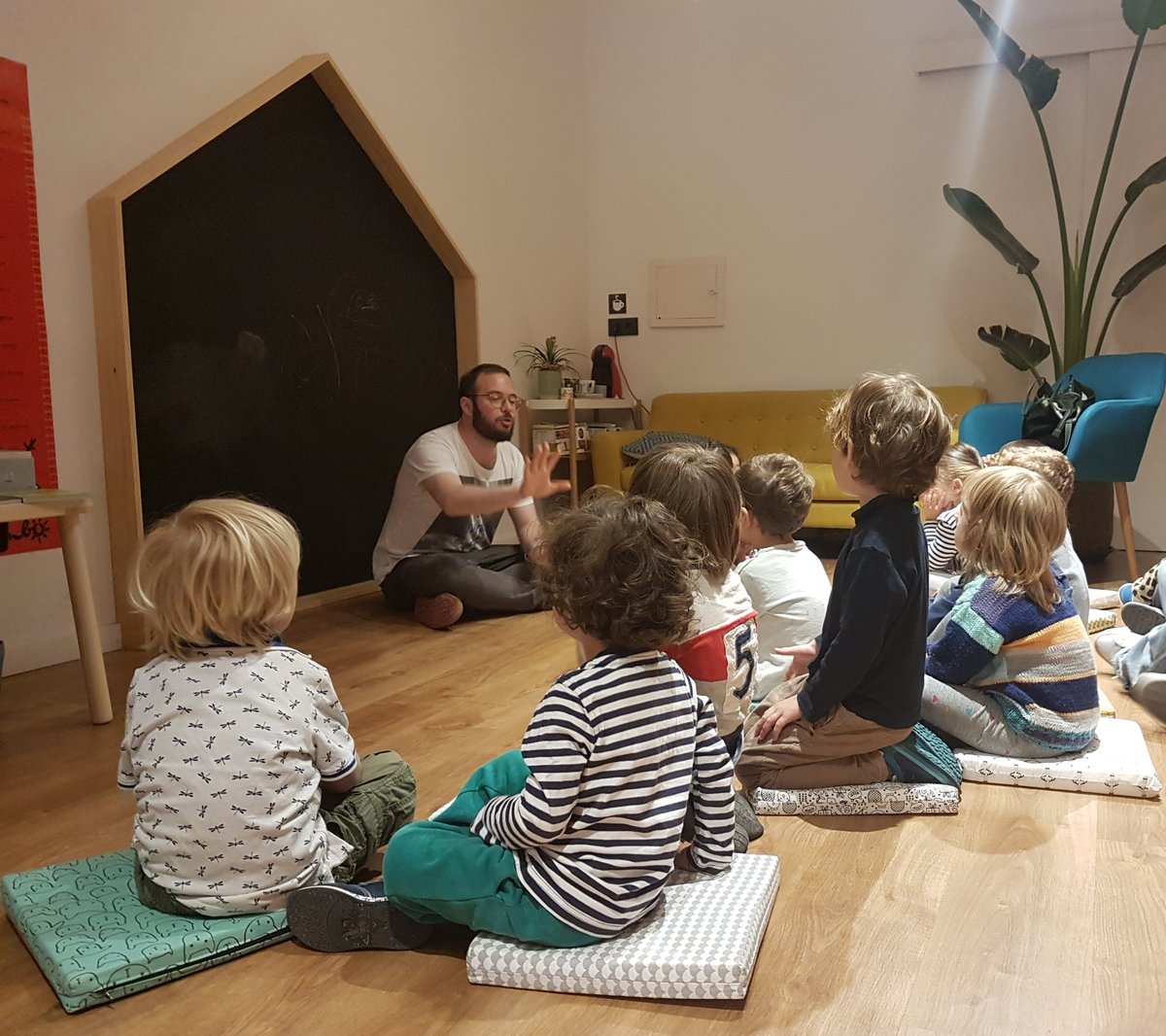 escola9graons's tweet photo. Moltes gràcies @LlibreriaSendak per descobrir-nos noves històries i per convidar-nos al vostre racó dels contes. Nosaltres ja tenim els llibres que ens heu explicat al nostre racó que us espera per la propera trobada 😊 https://t.co/tZIJ6MqRHQ