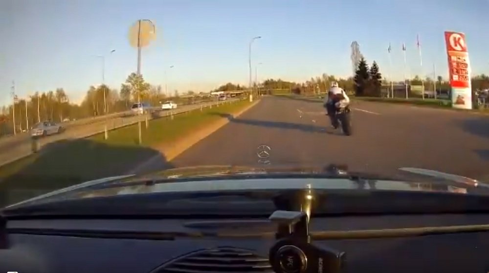 Aculiecinieka VIDEO: Policija Rīgā dzenas pakaļ pārgalvīgam motobraucējam! VIDEO -> runabildes.lv/aculiecinieka-…
