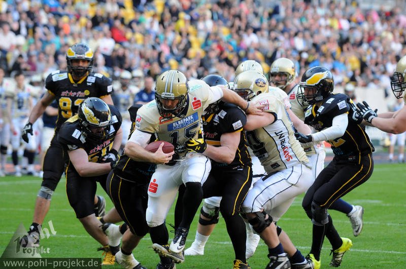 kmgdd's tweet photo. In Dresden gibt es neben Dynamo noch eine Menge anderen Spitzensport. Z.B. die Monarchs, eines der besten Footballteams Deutschlands 🏈💛💙

#DresdenZeigtWiesGeht 
#AufDieStrasse 
#SchliesstEuchAn
#DresdenIstNichtAllein
#DurchhaltenDresden
#LovelyPlanetDD https://t.co/YwdGgt07bz