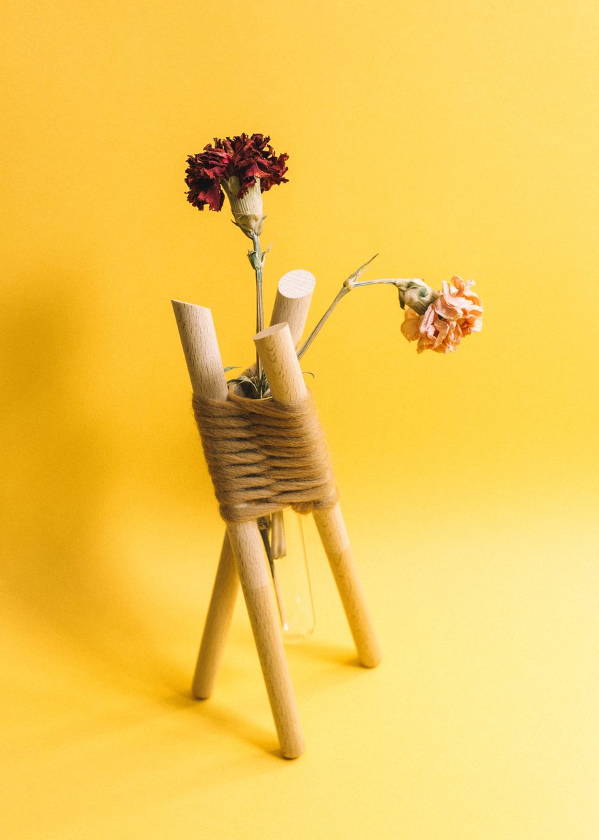 "Soliflore" está compuesto por tres barras de madera y un pequeño tubo de plástico, pensado para soportar flores naturales de una forma diferente y original... ow.ly/YP2P30jOWUf
