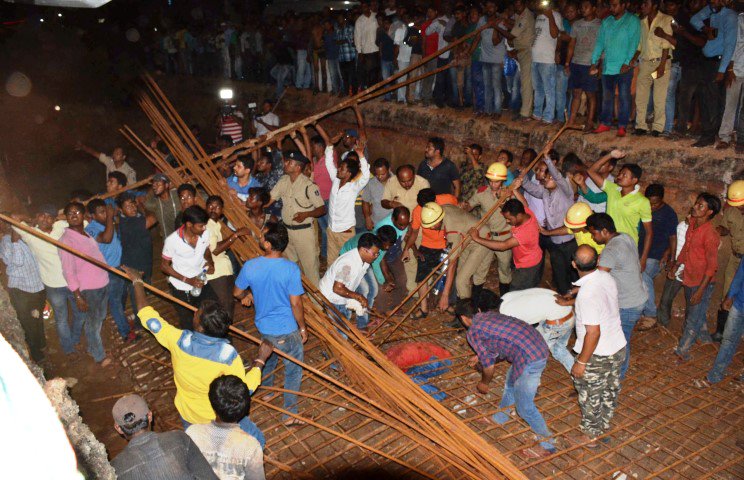 News18Odia's tweet photo. #BomikhalBridgeAgainCollapse ବମିଖାଲ ଓଭର ବ୍ରିଜ୍ ନିର୍ମାଣରୁ ପଣ୍ତା ଇନ୍ଫ୍ରାକୁ ବାଦ୍ ଦିଆଯିବ, ଘଟଣା ପାଇଁ ସଂପୃକ୍ତ ଠିକାଦାର କମ୍ପାନି ଦାୟୀ, କାମ ସରିବା ପରେ ତୃତୀୟ ପକ୍ଷ ଦ୍ବାରା ସୁରକ୍ଷାର ଯାଞ୍ଚ କରାଯିବ https://t.co/DBnZWfHmmd