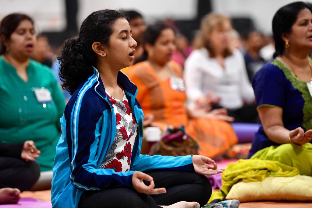 SadhguruJV's tweet photo. The overwhelming response to #InnerEngineering &amp; other Yoga programs around the world is a testimony that from looking up &amp; out, the world is slowly turning inward for well-being. In is the only way out. –Sg #SadhguruInPhiladelphia https://t.co/RRoesL3I29