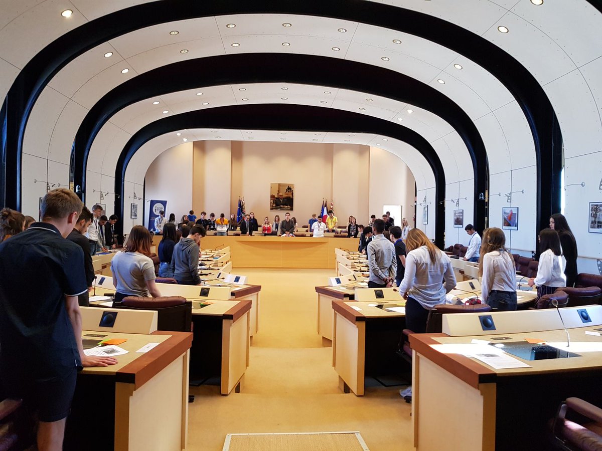 EuropeBFC's tweet photo. Nouvelle simulation du @Europarl_FR aujourd'hui avec 7 lycées de @acbesancon ! Moment solennel avec l'hymne européen en ouverture #JMEurope #EuInMyRegion https://t.co/jX0luJkL2M