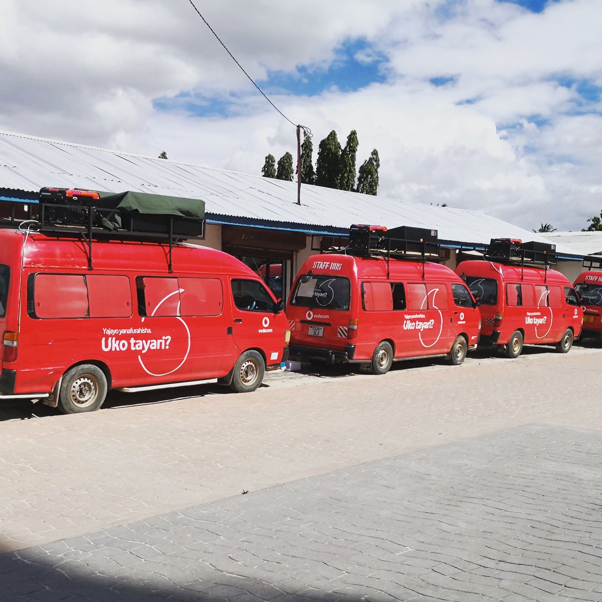 Vodafone'un Güney Afrika'daki adı; Vodacom. Ve Tanzanya'daki en büyük GSM operatörlerinden. Araçları her yerde ve üzerinde aynı logo ve sloganıyla; Yajayo yanafurahisha. Uko tayari? (Gelecek heyecan verici. Hazır mısın?) #vodafone #vodacom #tanzania #darusselam