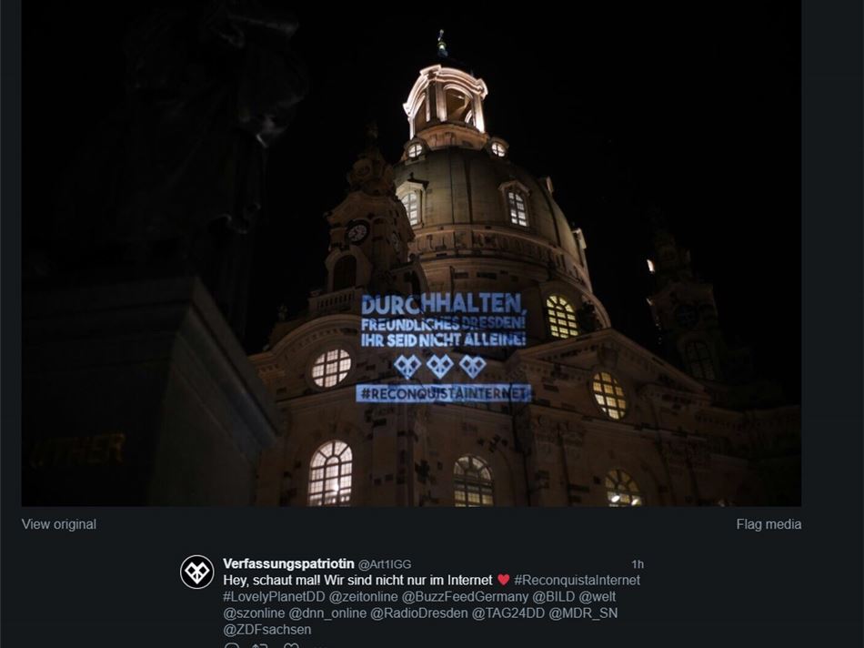 Leuchtende nächtliche Botschaft an das "freundliche #Dresden" an der #Frauenkirche ... bit.ly/2whqwhV #ReconquistaInternet