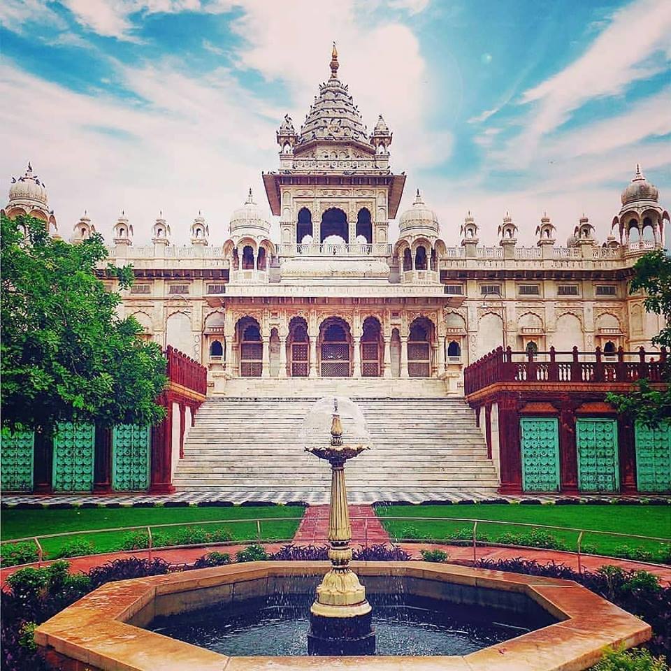Architecture is a visual art, and the buildings speak for themselves!
#padharotravel #padharo #jodhpur #indiantravelblog #bloggers #blog #dewtiniumworld #travelsolo #cntgiveitashot #theexplorester #_soi #_pbh #yourshotindia #bbctravel #photography #luxuryhotels #Rajasthantour