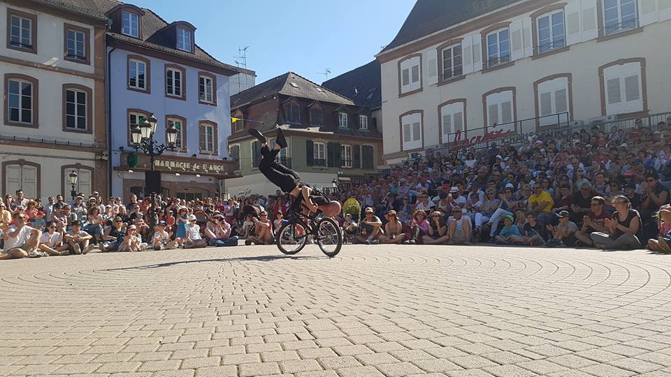 Relaisculturel's tweet photo. ☀ Quelle beau weekend passé avec vous tous ! À mardi pour la suite des spectacles dans la rue, sous le chapiteau et au Théâtre ! #HumourDesNotes https://t.co/haBhoi61dI