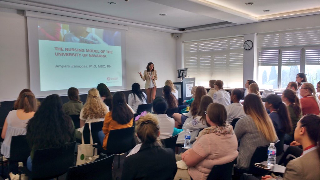 begoerrasti's tweet photo. Our lecturer #AmparoZaragoza presents the @unav #Nursingmodel in the 5th edition of #NSS18 to students from @MyBCU, @penn, @IndianaUniv, @UNC, @thisisUIC, @UTKnoxville & @unav
#WhyNursing #NSS18 The importance of nurse-patient relationship 😍 https://t.co/eKxvJUC1d2