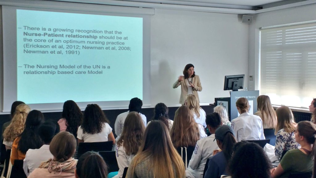 begoerrasti's tweet photo. Our lecturer #AmparoZaragoza presents the @unav #Nursingmodel in the 5th edition of #NSS18 to students from @MyBCU, @penn, @IndianaUniv, @UNC, @thisisUIC, @UTKnoxville & @unav
#WhyNursing #NSS18 The importance of nurse-patient relationship 😍 https://t.co/eKxvJUC1d2