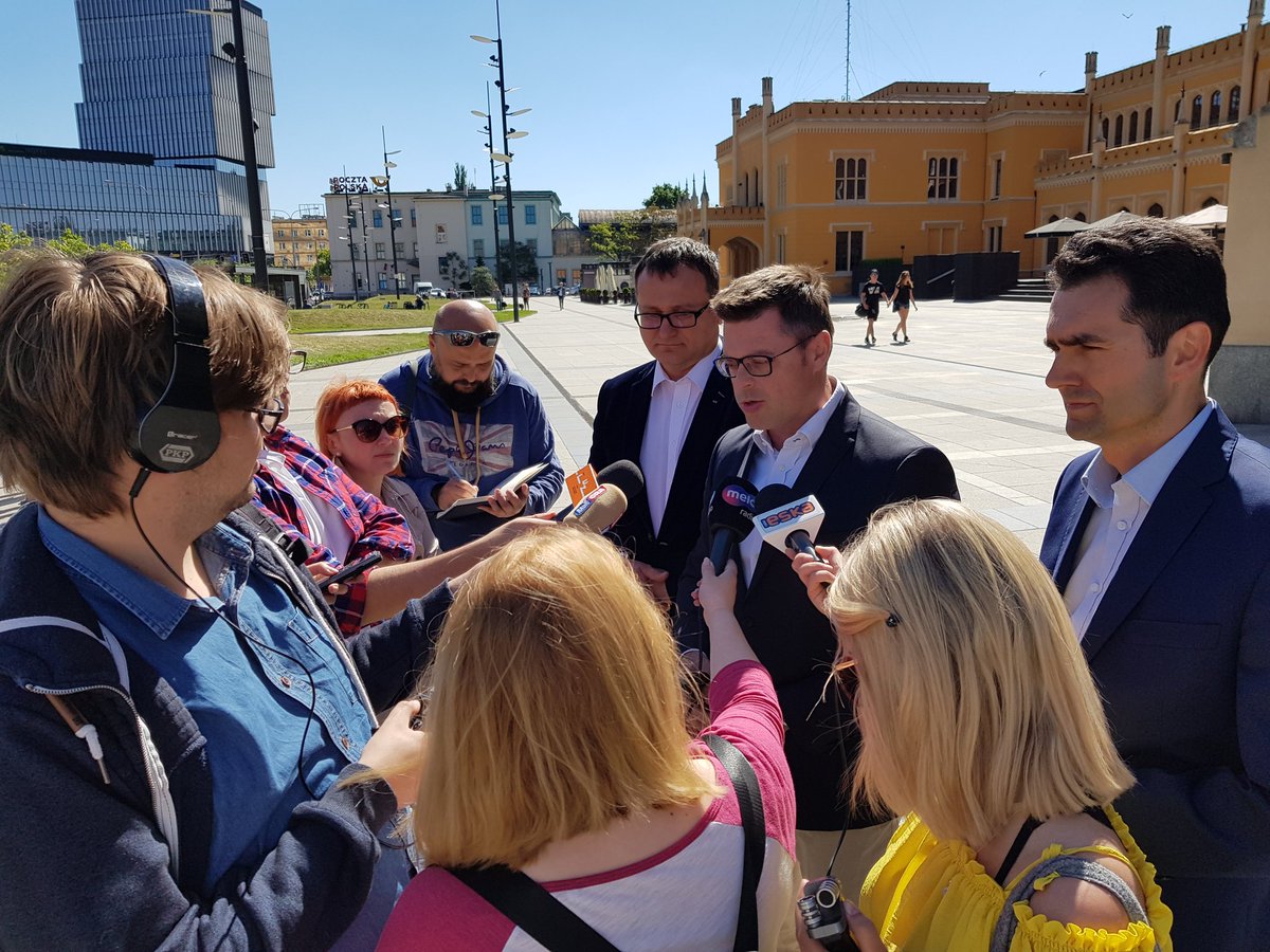 MichalakJerzy's tweet photo. Razem z @KolejeD zwracamy się ze stanowczym sprzeciwem wobec planów PKP PLK zw. z podwyżką cen dostępu do torów kolejowych. Nie godzimy się na zmuszanie nas do podwyższania cen biletów czy redukowania połączeń. Polityka PLK jest sprzeczna z planem Morawieckiego. https://t.co/ApHhd6uK2j