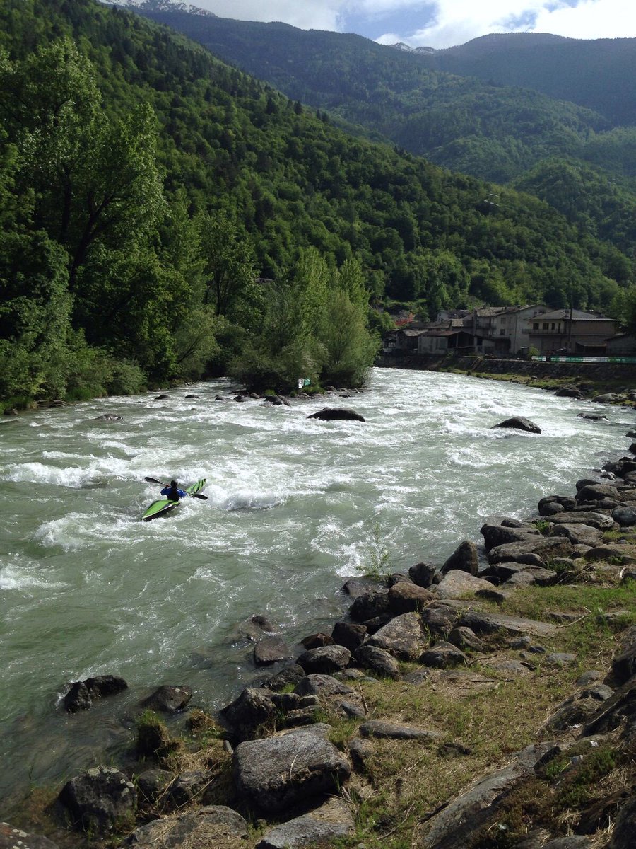 EdisonNews's tweet photo. Due sfide, quasi 100 iscritti e un territorio mozzafiato che fa da scenografia. Questo weekend eravamo a #Piateda per la 3° edizione del campionato di #canoa e #kajak dove abbiamo lavorato per garantire la portata idrica ottimale per tutto l’evento. #Valtellina https://t.co/egyDSSV1jH