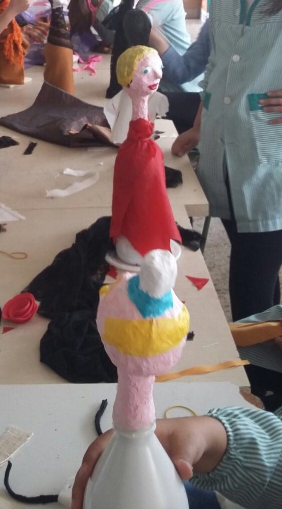 imaginaripopul1's tweet photo. A l’escola Santissima Trinitat #TrinitatVella a #6èprimaria acabant els seus #gegants #gegantons #imaginaripopular #creant #imaginant #somiant #realitzant #caixaeines #PladeBarris https://t.co/KhIuTKQe5s